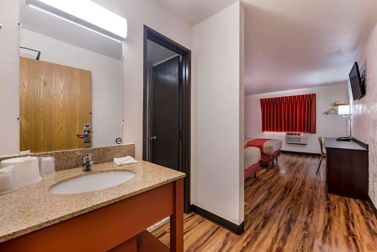 Bathroom 4, Motel 6 Saint Paul, MN - I-94., Ramsey