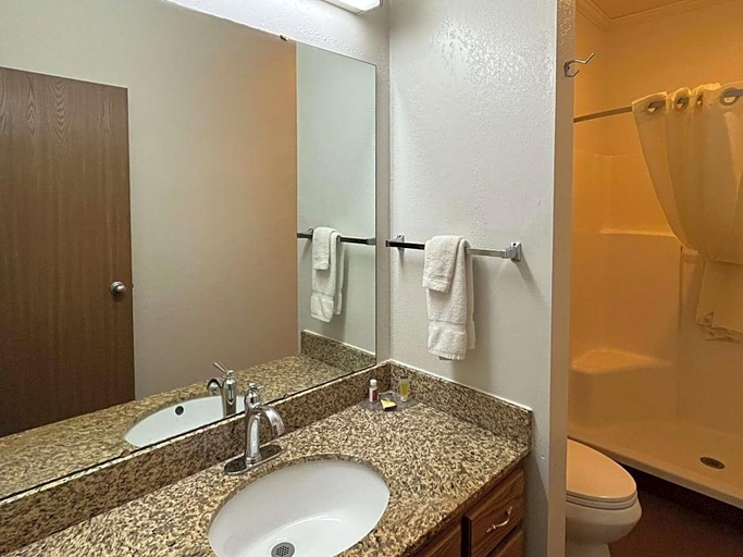 Bathroom 2, Motel 6 Portland, IN, Jay