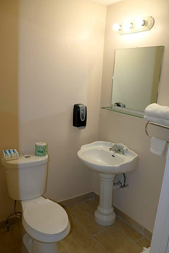 Bathroom 4, Budget Host Inn Niagara Falls, Niagara