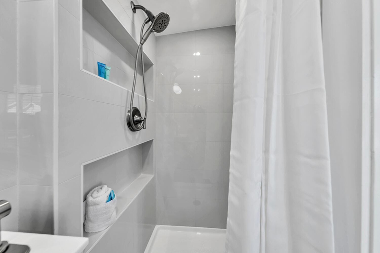 Bathroom 3, Tiki Palms Paradise, Bay