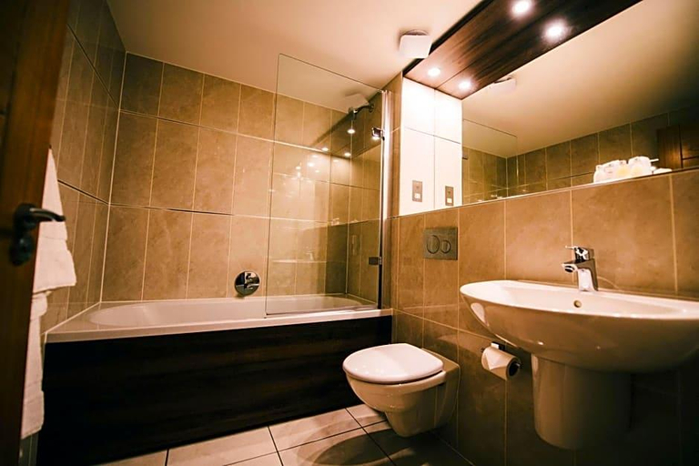 Bathroom, Nevis Bank Hotel , Highland