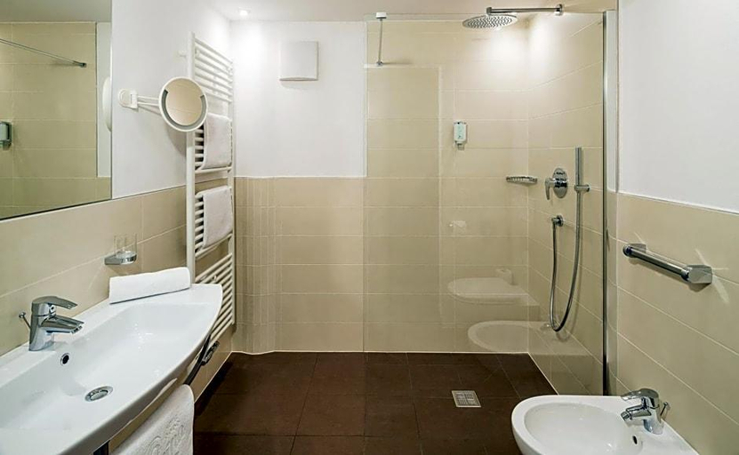 Bathroom, Hotel Almina Family & SPA, Bolzano