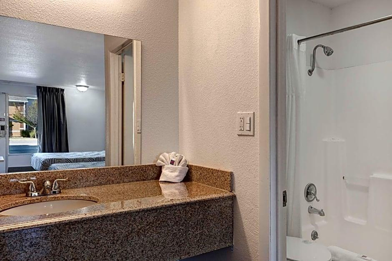 Bathroom 4, Notch Inn and Suites, Stone