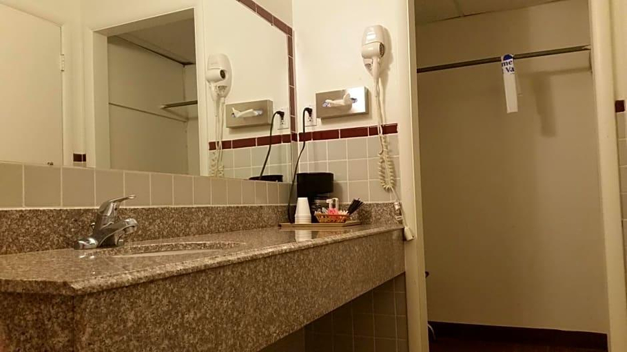 Bathroom 5, Americas Best Value Inn Liberal, Seward