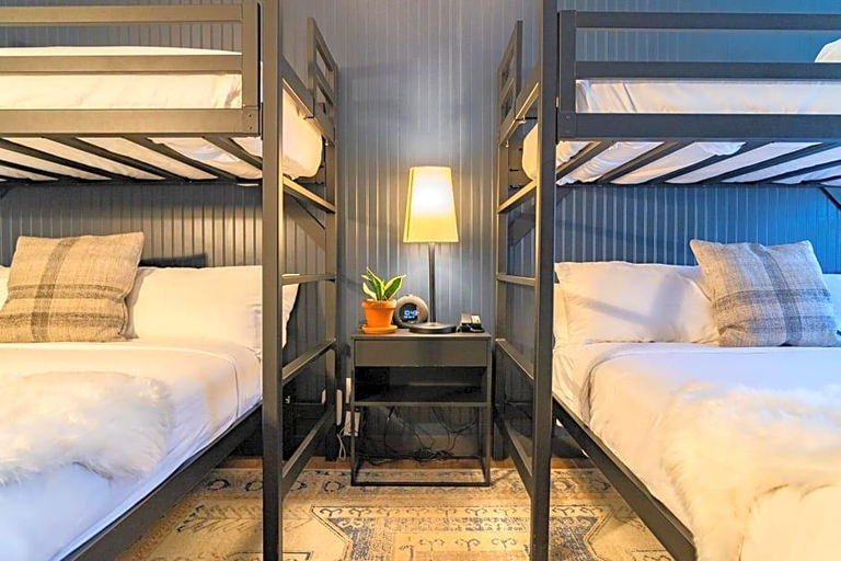 Bedroom 4, Americas Best Value Sundowner Motel, Grand