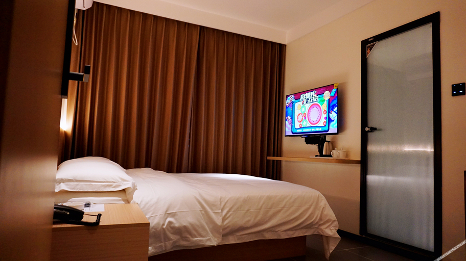 Bedroom 2, Dongfanghong Hot Springs Hotel, Baoji