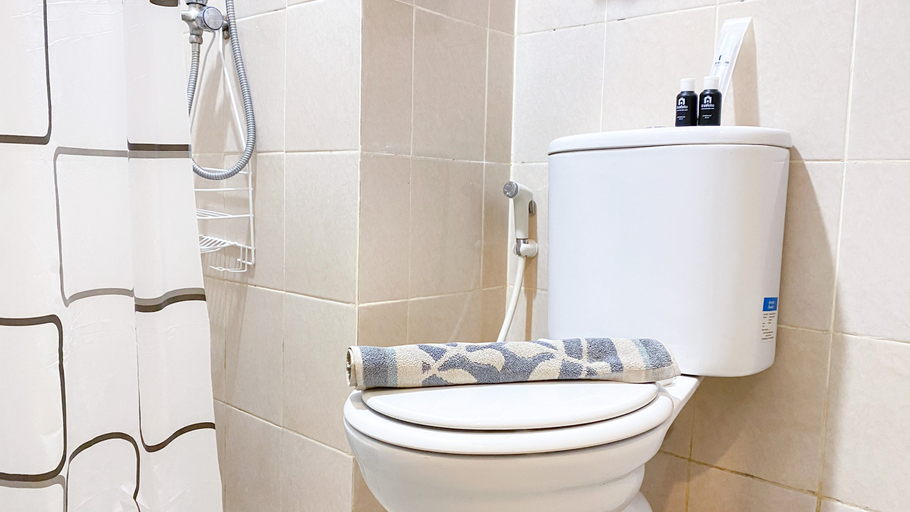 Bathroom 5, 2BR with Comfortable Design at Podomoro Golf View Apartment By Travelio, Bogor