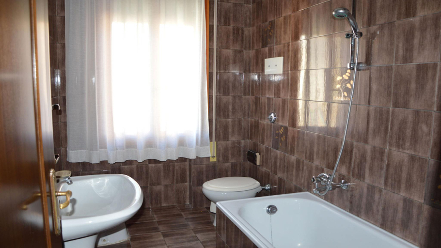 Bathroom, Lovely spacious apartment close to the beach by Beahost Rentals, Venezia