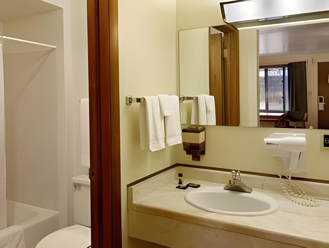 Bathroom 4, Quality Inn & Suites Houghton Downtown, Lake Superior