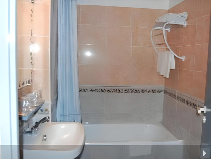 Bathroom 3, sol appart hotel, Pyrénées-Orientales