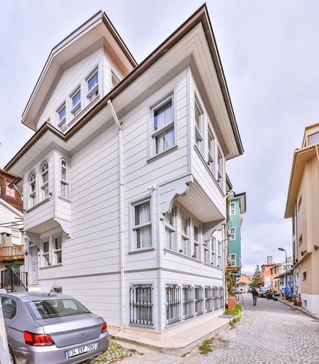 Exterior & Views