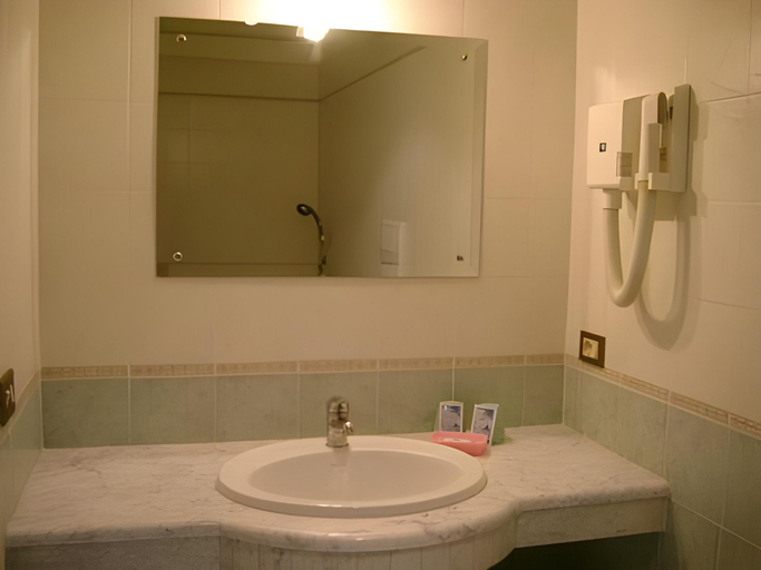 Bathroom 4, Hotel Dania, Napoli