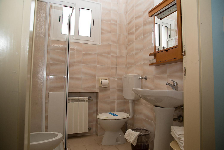 Bathroom 4, Hotel Umberto, Rovigo