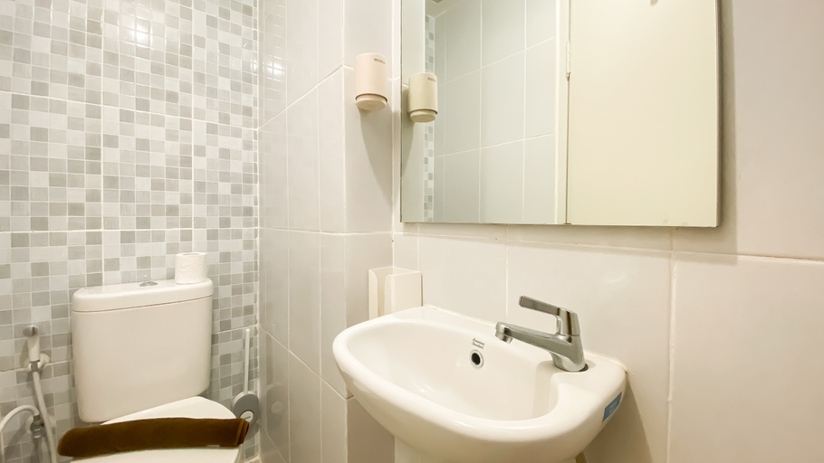 Bathroom 5, Nice and Comfy Studio at Tokyo Riverside PIK 2 Apartment By Travelio, Tangerang