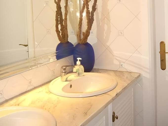 Bathroom 3, Casa do Almocreve, Baião