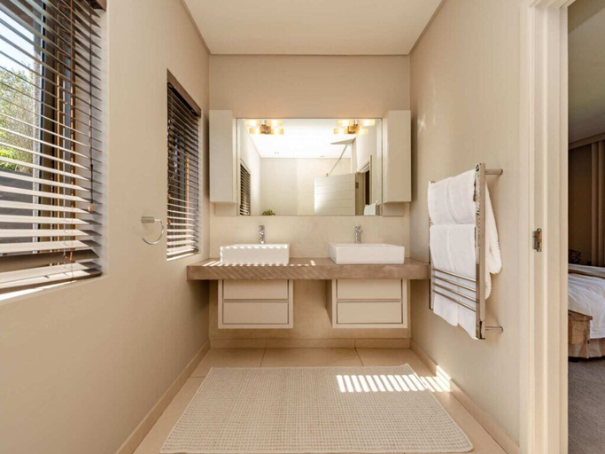 Bathroom 4, Cliff Break, Eden
