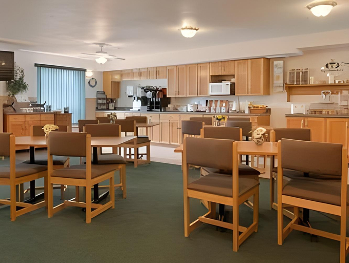 Food & Drinks 5, Super 8 by Wyndham Fort Frances, Rainy River