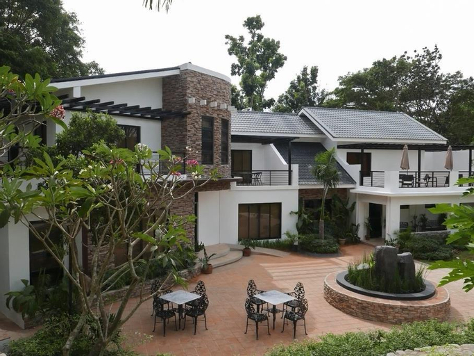 Bellagio Hills Hotel and Restaurant, Paoay Lake