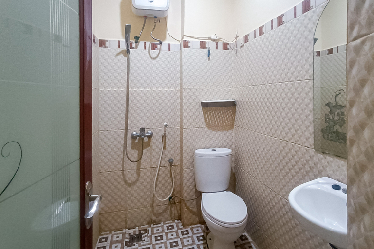 Bathroom 3, RedDoorz @ Senaz Guesthouse Mataram, Lombok