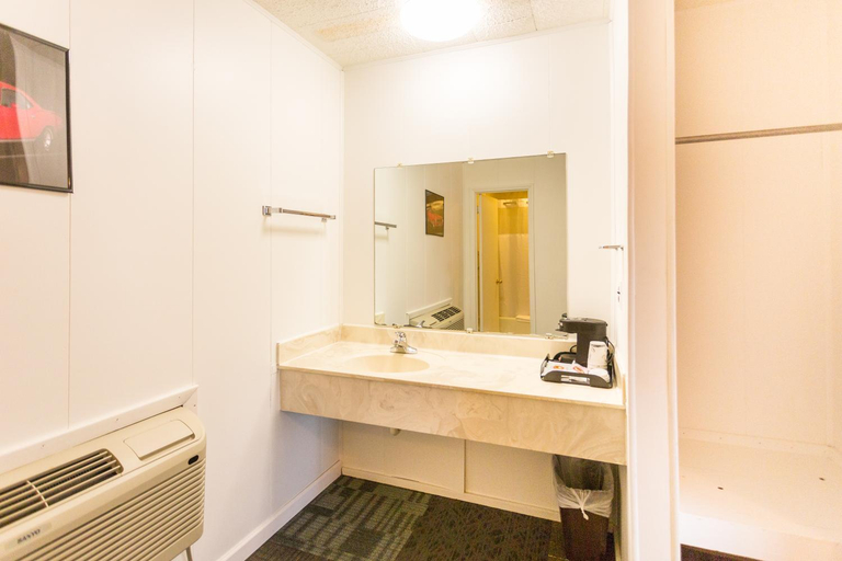 Bathroom 4, Sunset Motel, Cherokee