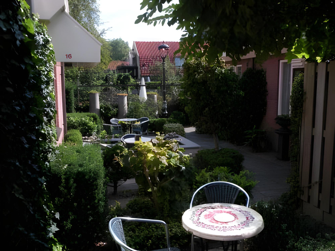 Others 4, Hotel de Magneet, Hoorn