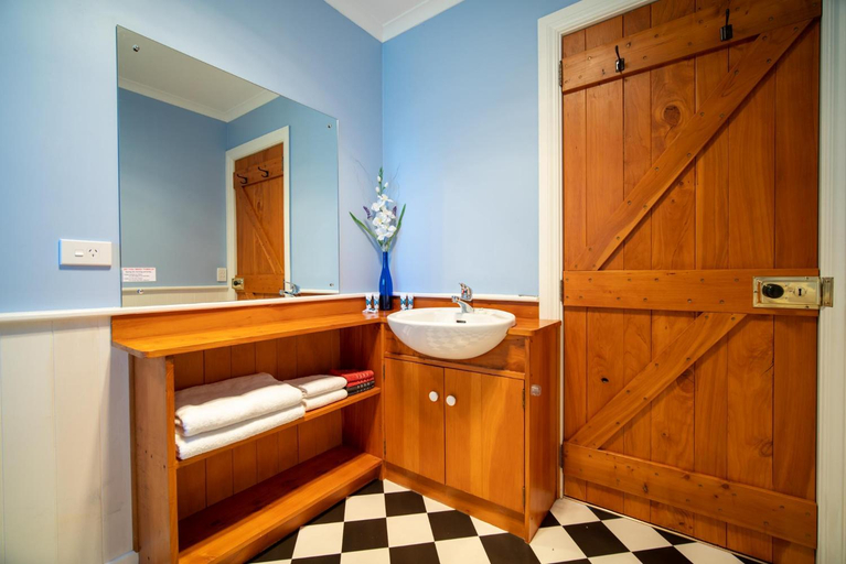 Bathroom, Blue Thistle Cottages, Southland
