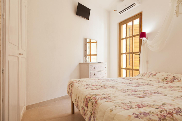 Bedroom 2, Acuario Guest House, Oristano