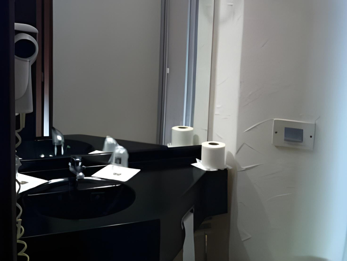 Bathroom 4, Logis Hotel Lons-le-Saunier - Restaurant Le Grill, Jura