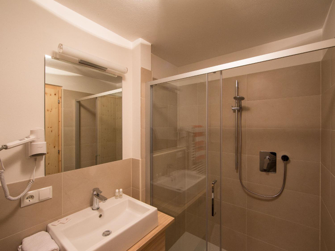 Bathroom 2, Naturhotel Edelweiss, Bolzano
