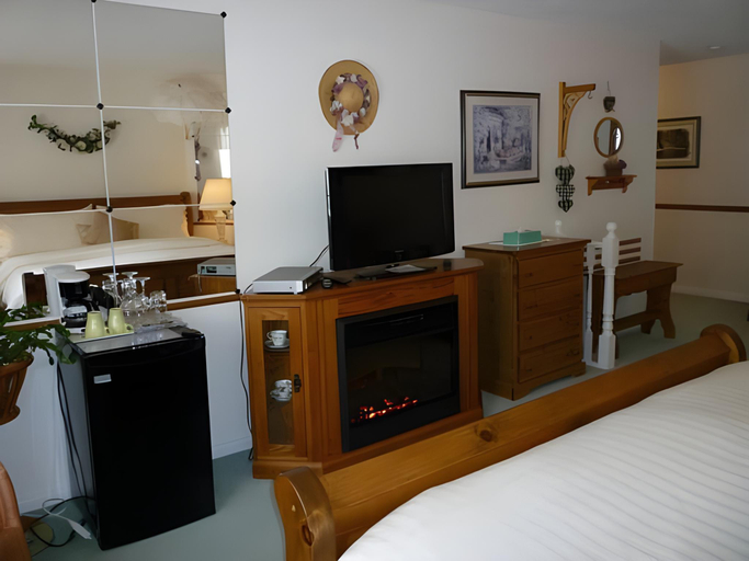 Others 2, Inn on Canyon, East Kootenay