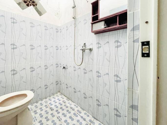 Bathroom 3, Wisma Air Mancur Malang Syariah Mitra RedDoorz, Malang