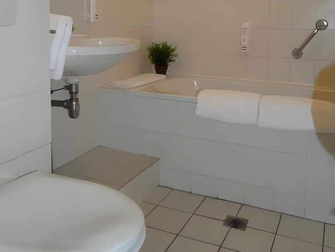 Bathroom 2, Hotel Onder De Linden, Noordenveld