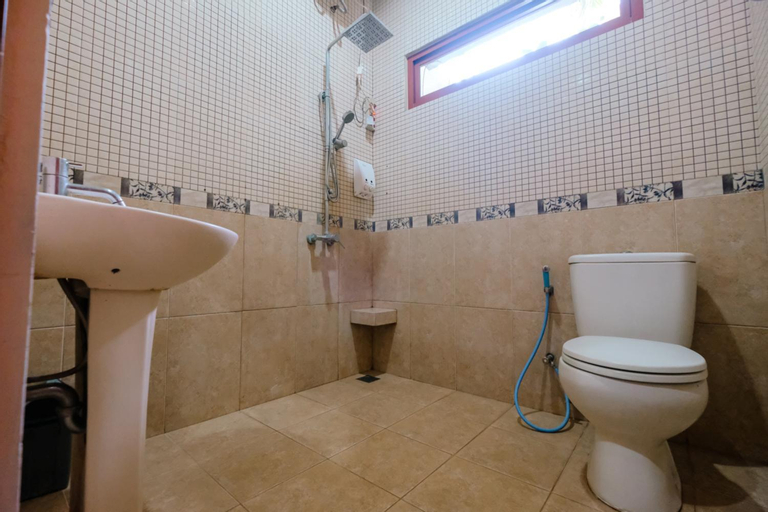 Bathroom 13