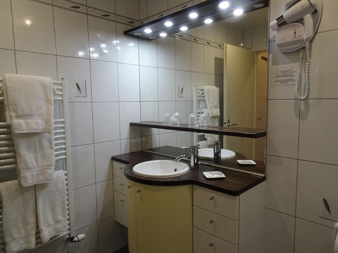 Bathroom 8