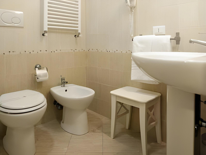 Bathroom 3, Four Rivers Suites, Rome