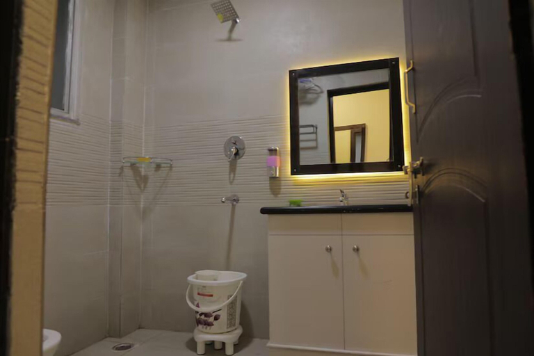 Bathroom 3, Temptation Ultimate, Kaushambi