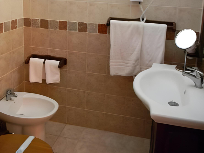 Bathroom 5, La Torraccia, Viterbo