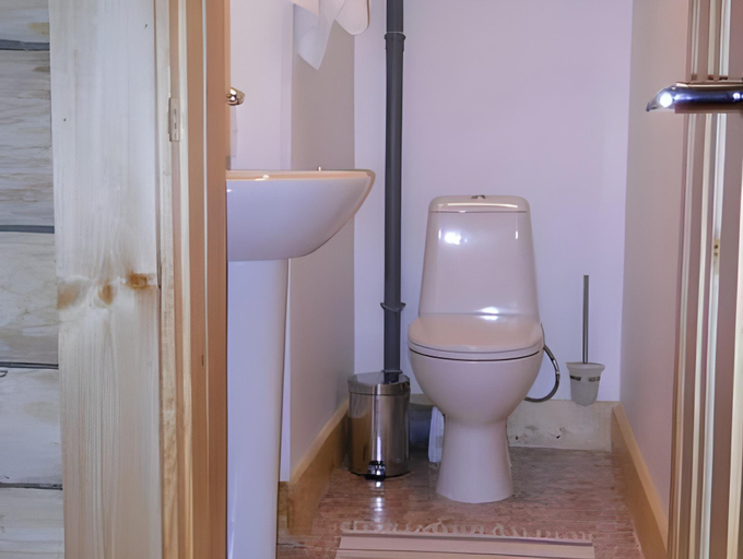 Bathroom, Mandrogi Hotel, Lodeynopol'skiy rayon