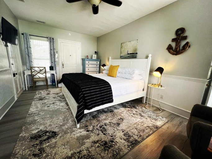 Bedroom 2, Pecan Tree Inn, Carteret