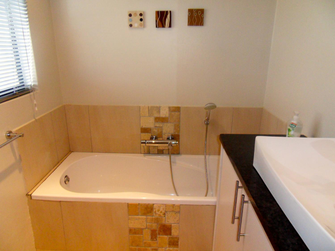 Bathroom 4, Haus Holzapfel Bed and Breakfast, Central Karoo