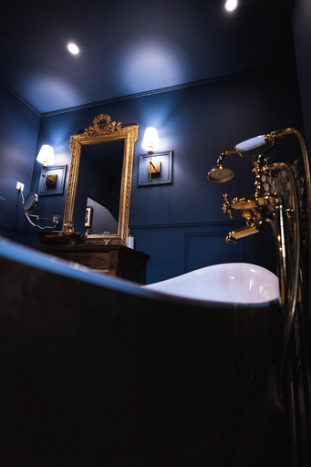 Bathroom 4, La Belle Dame sans Regrets, Aude