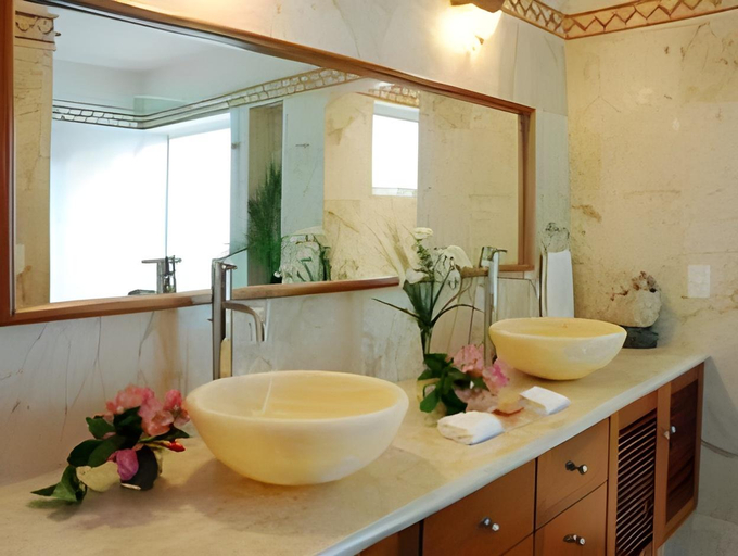 Bathroom 5, Porto Playa Condo Hotel , Cozumel