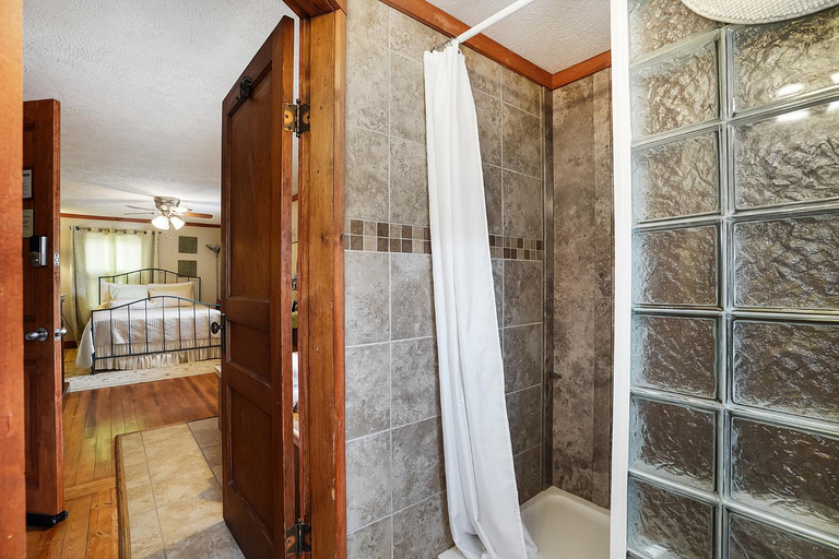 Bathroom 3, Hocking Hills Inn, Hocking