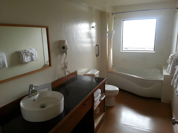 Bathroom 4, Harbor Lite Lodge, Mendocino