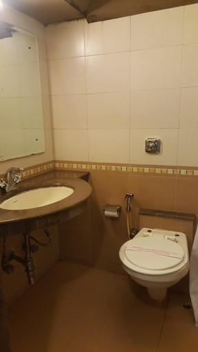 Bathroom 3, Hotel Privilege Inn, Mumbai Suburban