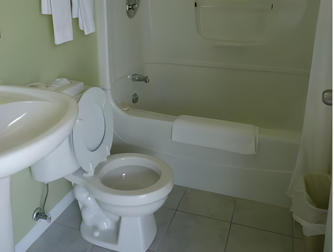 Bathroom 3, The Iona Heights Inn, Victoria
