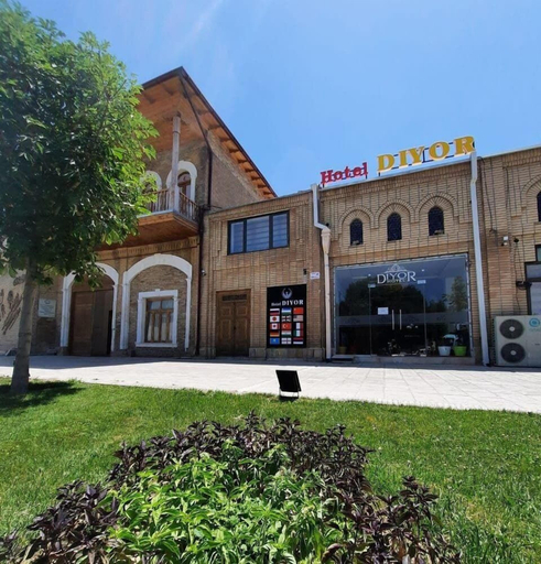 Exterior & Views