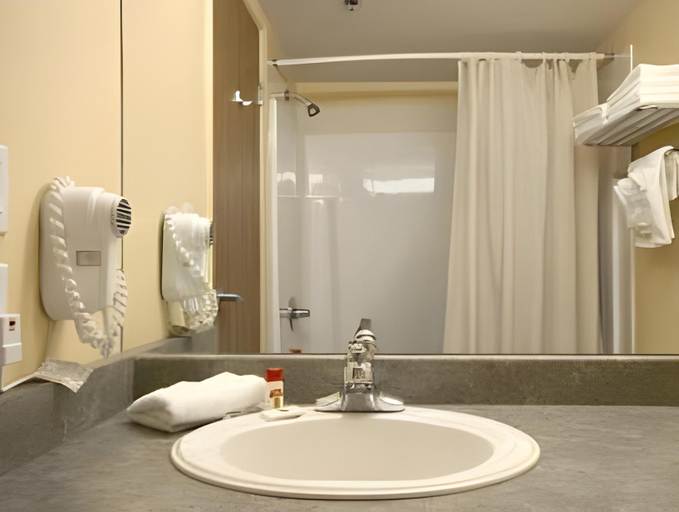 Bathroom 4, Super 8 by Wyndham Caraquet, Gloucester