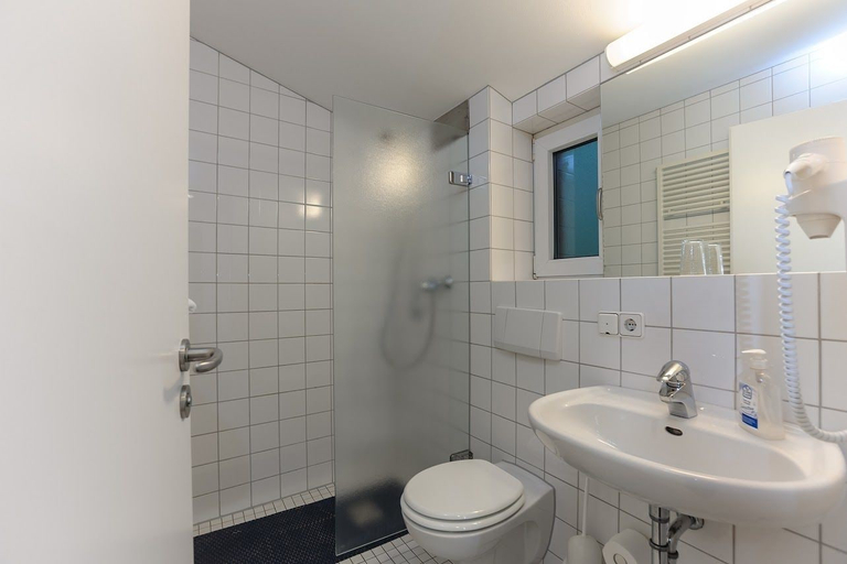 Bathroom 2, Hotel Böll Essen, Essen