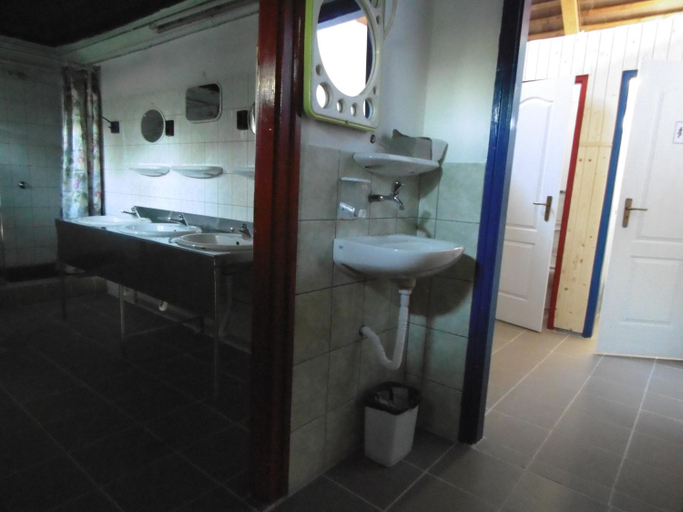 Bathroom 3, Gocsej Volgye Kemping, Pacsa/Zalaegerszeg